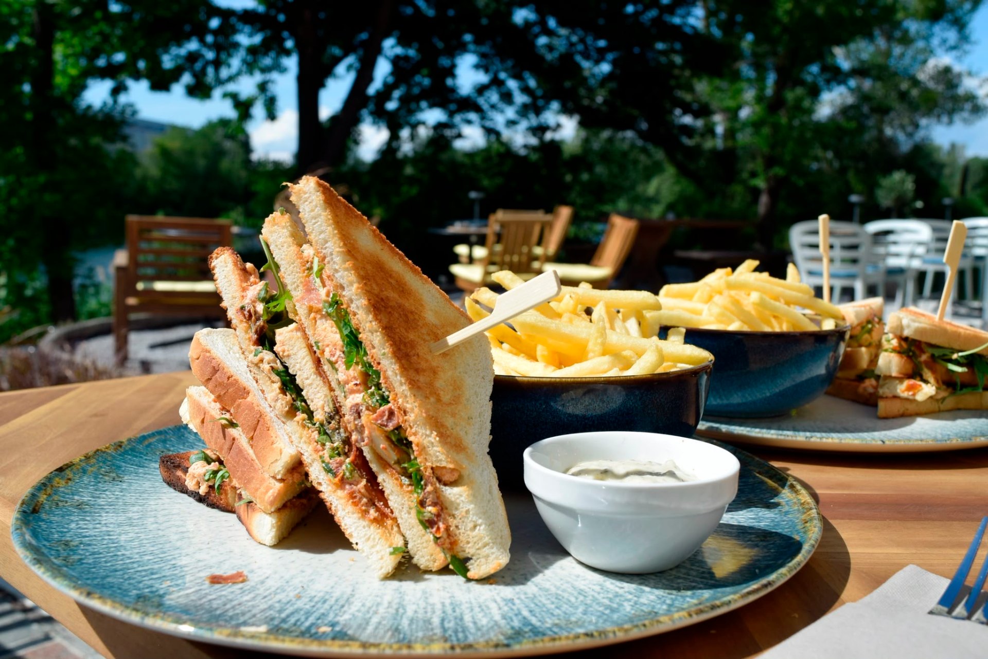 Club-Sandwich mit Pommes