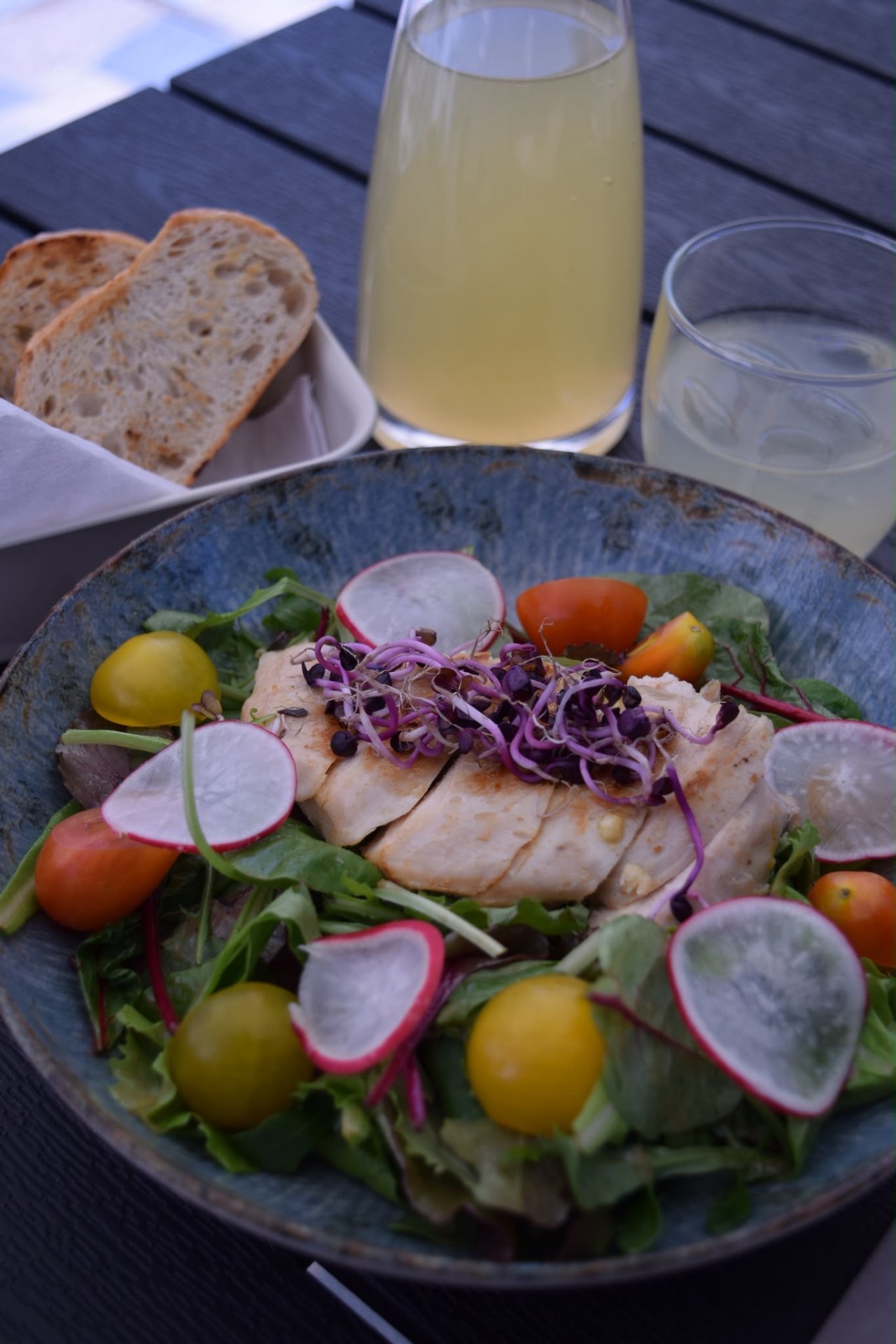 Salat mit gegrillter Hühnerbrust