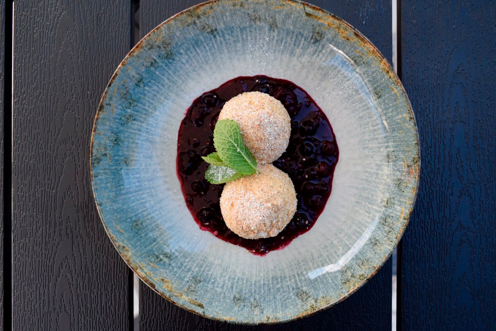 Topfenknödel mit Beerenröster