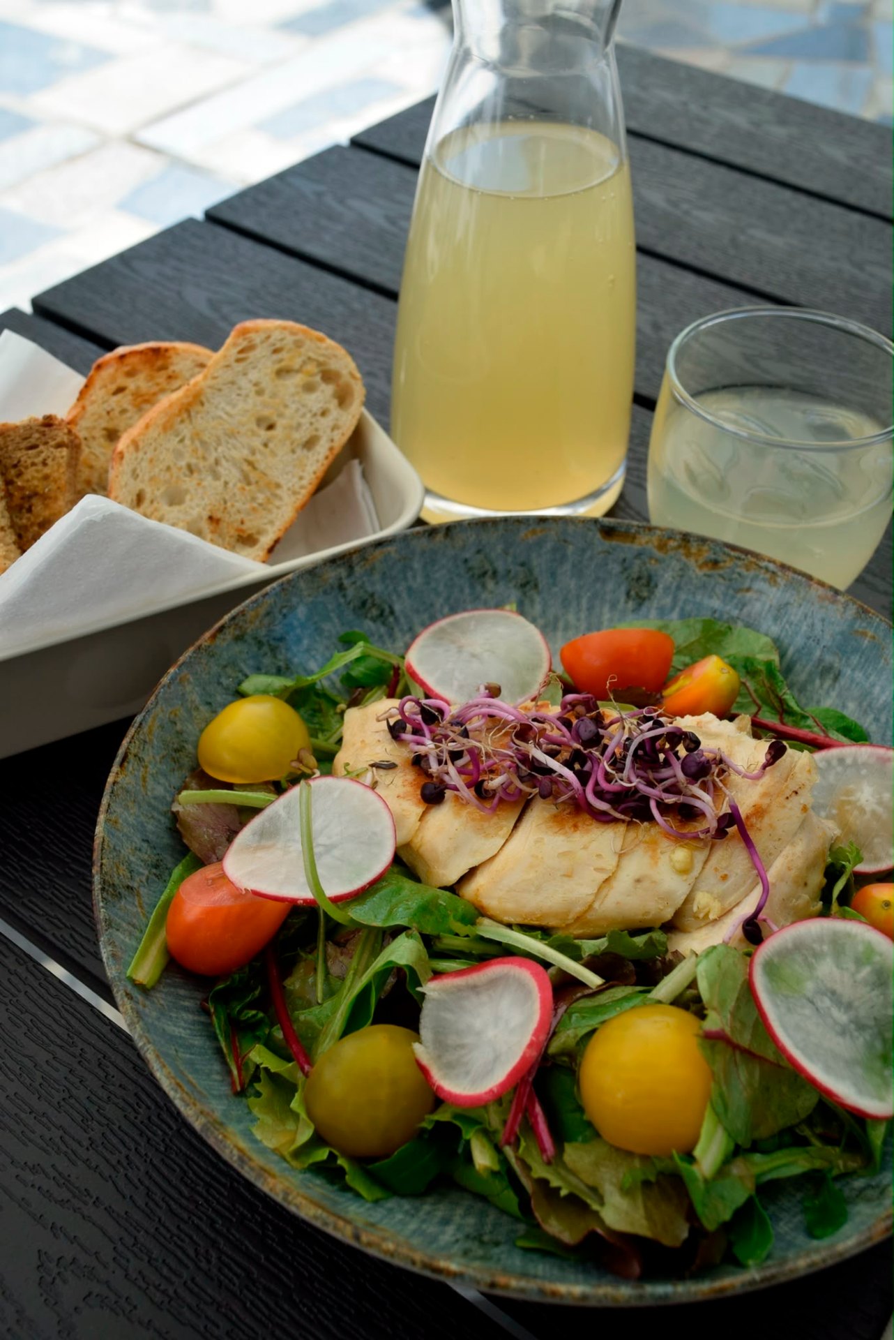 Salat mit gegrillter Hühnerbrust
